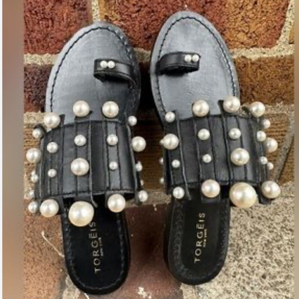 Torgeis Black Leather Flat Toe Ring Pearl Sandals 6.5